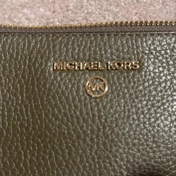 MICHAEL KORS Jet Set Charm Top-Zip Wristlet Light Olive Green - Picture 4 of 6